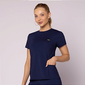 CAMISETA COM RECORTE E BOLSO LATERAL