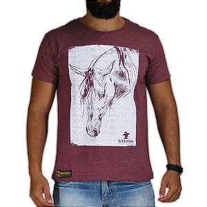 Camiseta Sacudido's - Cavalo Estilizado - Vinho Me