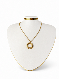 Expositor Médio Busto para Corrente Charlotte 23 x 30 cm - Courvin Premium - Off-White com Friso Dourado