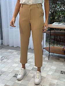 Calça Feminina Alfaiataria Crepe Madonna Risca de Giz Camel