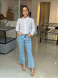 Calça Feminina Jeans Bootcut Barra Desfiada Lavação Clara