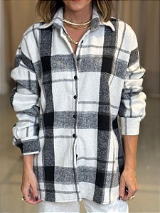 Camisa Feminina Oversized Winter Xadrez Branco e Preto
