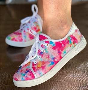 tenis adidas feminino tie dye