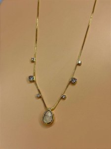 Choker com pedra cor off delicado e zirconias de cristal - Banhado a Ouro 18k