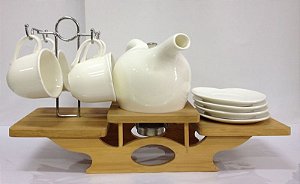 Chaleira com xícara e suporte de madeira
