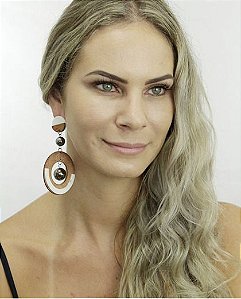 Maxi brinco grafite de madeira e acrílico branco Ana Luiza