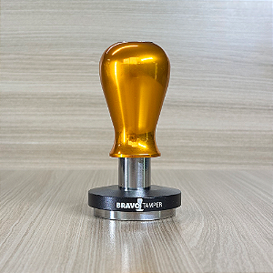 Tamper Bravo com Punho de Alumínio Dourado e Base Preto - Outlet