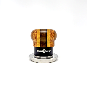 Mini Tamper Bravo com Punho de Madeira Listrada Clara e Saia Preta