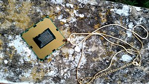 Pingente e corrente dourada de Processador de Memória RAM