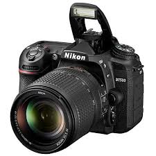 Câmera DSLR Nikon D-7500 de 21.5MP Tela 3.2"/Bluetooth/Wi-Fi + Lente 18-140 VR Kit - Preto