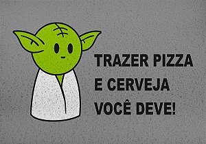 Capacho Frase - Trazer Pizza e Cerveja Você Deve Yoda Fundo Cinza