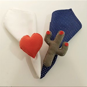 Kit 2 Porta guardanapos Feltro cacto com florzinha e coração