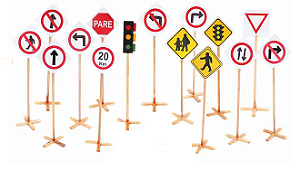 Conjunto Educação no Trânsito com 14 placas + semáforo