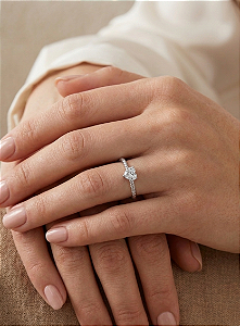 Anel Solitário de Coração Aro Torcido em Prata 925