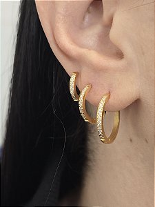 Brinco Argola Click Cravejada com Zircônia em Aço Banhado a Ouro, Linha Preinum