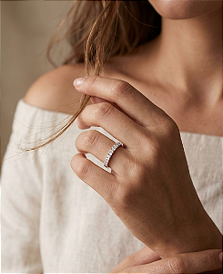 Anel Meia Aliança Curva em Prata 925 com Zircônias