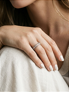 Anel Folhas Vazadas com Detalhes Cravejados em Prata 925