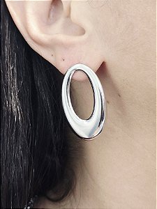 Brinco Oval Contemporâneo em Aço Inoxidável