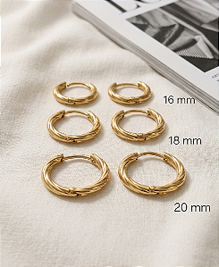 Brinco Argolinha Torcida em Aço Inoxidável Banhado a Ouro