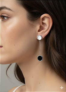 Brinco Pendente Círculos Esmaltados P&B com Corrente