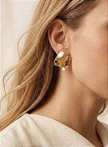 Brinco Metal Amassado Orgânico em Aço Banhado a Ouro