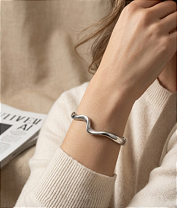 Bracelete Rígido em Aço Inoxidável Prateado – Design Orgânico Ondulado