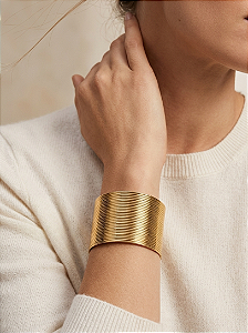 Bracelete Liso Largo Dourado com Textura Acanalada