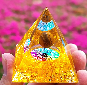 Pirâmide Amarela limpeza Geradora de Energia do Dinheiro