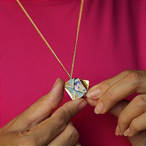 Colar relicário carta dourado Memórias