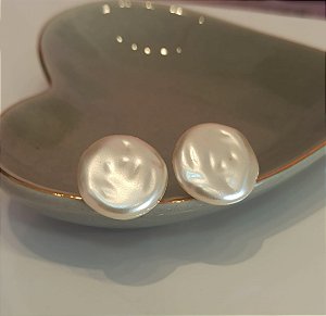 Brinco botão martelado pérola