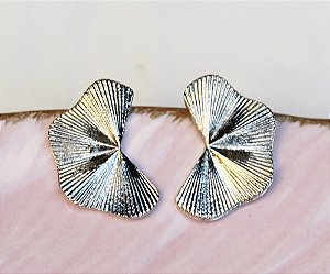 Brinco mini leque prata