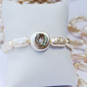 Pulseira letra Q pérola