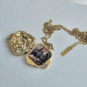 Colar relicário camélia