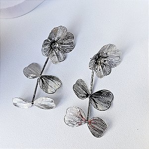Brinco flor chapinha prata