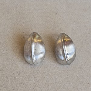 Brinco grão fosco prata