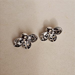 Brinco meia flor prata