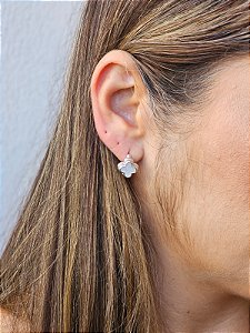 Argola trevo pérola prata