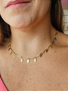 Colar curto folhas dourado