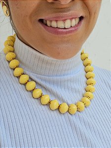 Colar esfera amarelo manteiga