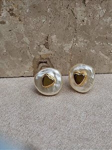 Brinco botão pérola coração