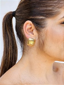Brinco em aço quadrado dourado