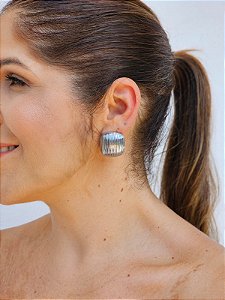 Brinco em aço quadrado prata