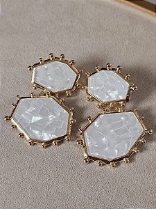 Brinco madrepérola dourado