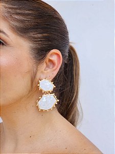 Brinco madrepérola dourado