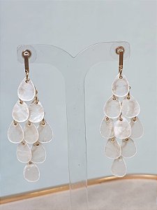 Brinco escama madrepérola gota branca