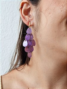 Brinco escama madrepérola gota lilás