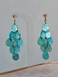 Brinco escama madrepérola gota azul