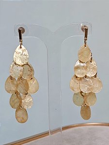 Brinco escama madrepérola gota dourado