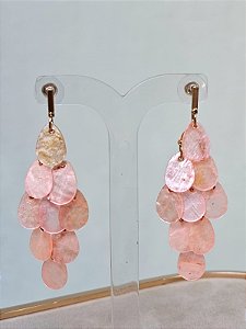 Brinco escama madrepérola gota coral