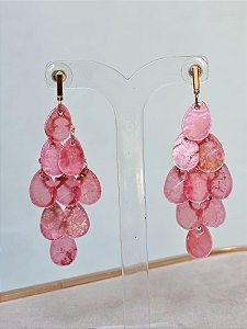 Brinco escama madrepérola gota rosa